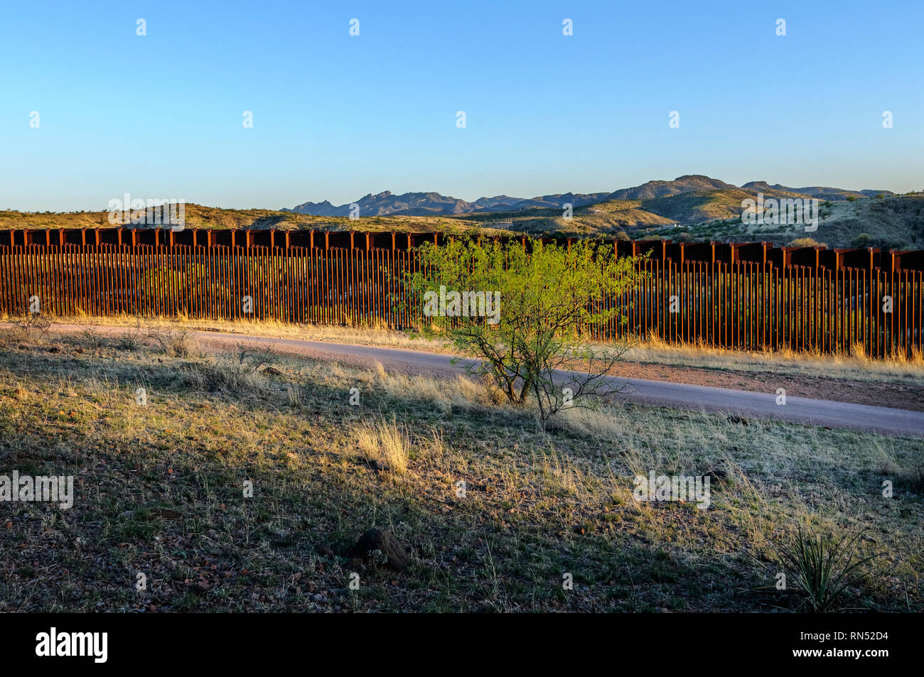 Noi recinto di frontiera sul confine del Messico, bollard stile barriera pedonale, visto dal lato di noi, a est di Nogales Arizona, Aprile 2018 Foto Stock