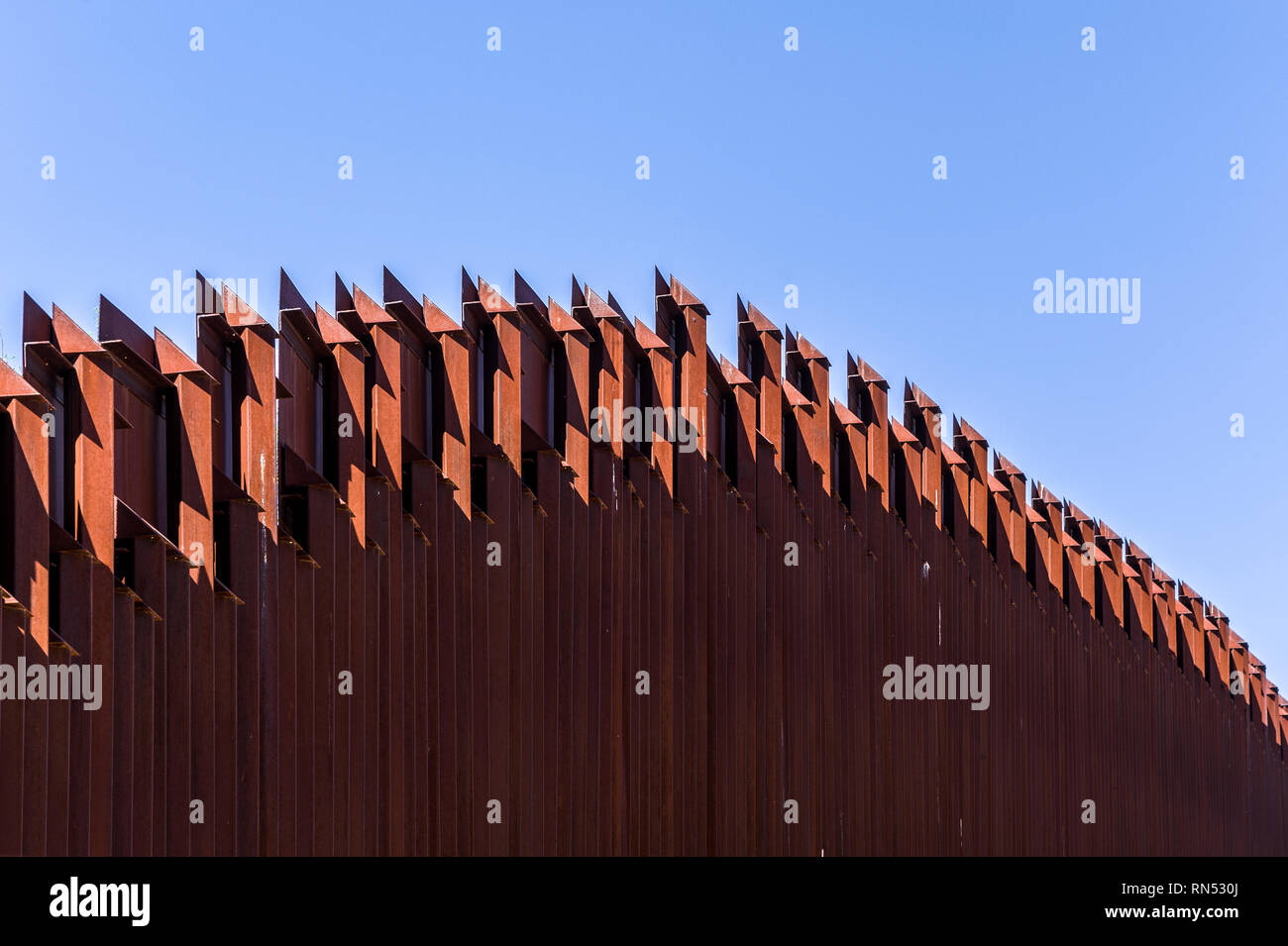 Dettaglio, alto di noi recinto di frontiera sul confine del Messico, alti stile bollard barriera pedonale, visto dal lato di noi, a est di Nogales Arizona, Aprile 2018 Foto Stock