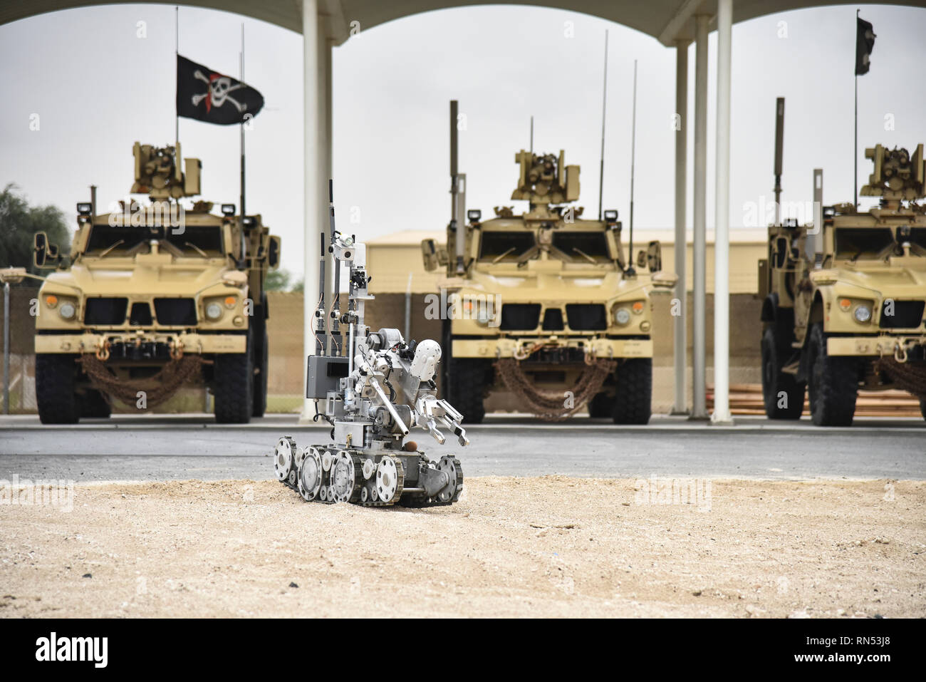 Un F6A Andros manovre di robot ultimi tre mine-resistenti, imboscata-protetti tutti i veicoli fuoristrada, noto anche come M-ATV, durante la formazione di competenza di Al Dhafra Air Base, Emirati arabi uniti, Feb 12, 2019. EOD aviatori sono richiesti per il treno per 24 ore a settimana per rimanere efficienti nel loro mestiere. (U.S. Air Force foto di Senior Airman Mya M. Crosby) Foto Stock
