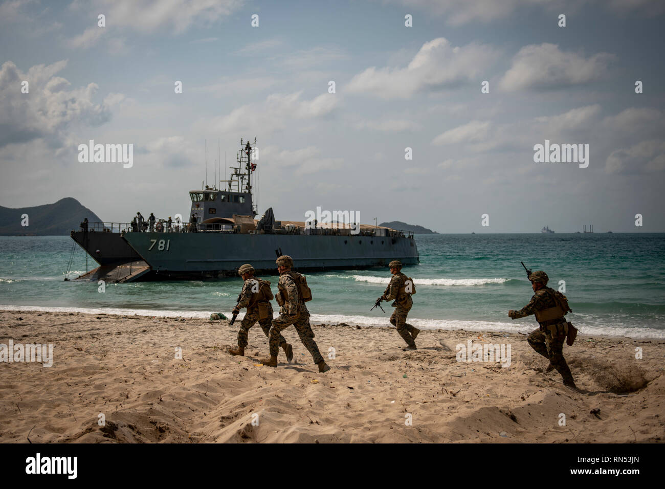 Stati Uniti Marines esegui fino alla spiaggia durante un assalto anfibio esercizio per Cobra Gold 19 presso la spiaggia di Hat Yao, Regno di Thailandia, Feb 16, 2019. Esercizio Cobra Gold dimostra l'impegno del Regno di Tailandia e gli Stati Uniti alla nostra lunga alleanza, promuove partenariati regionali e avanza la sicurezza e la cooperazione nella regione Indo-Pacifico. (U.S. Esercito nazionale Guard foto di Spc. Maria Calkin) Foto Stock