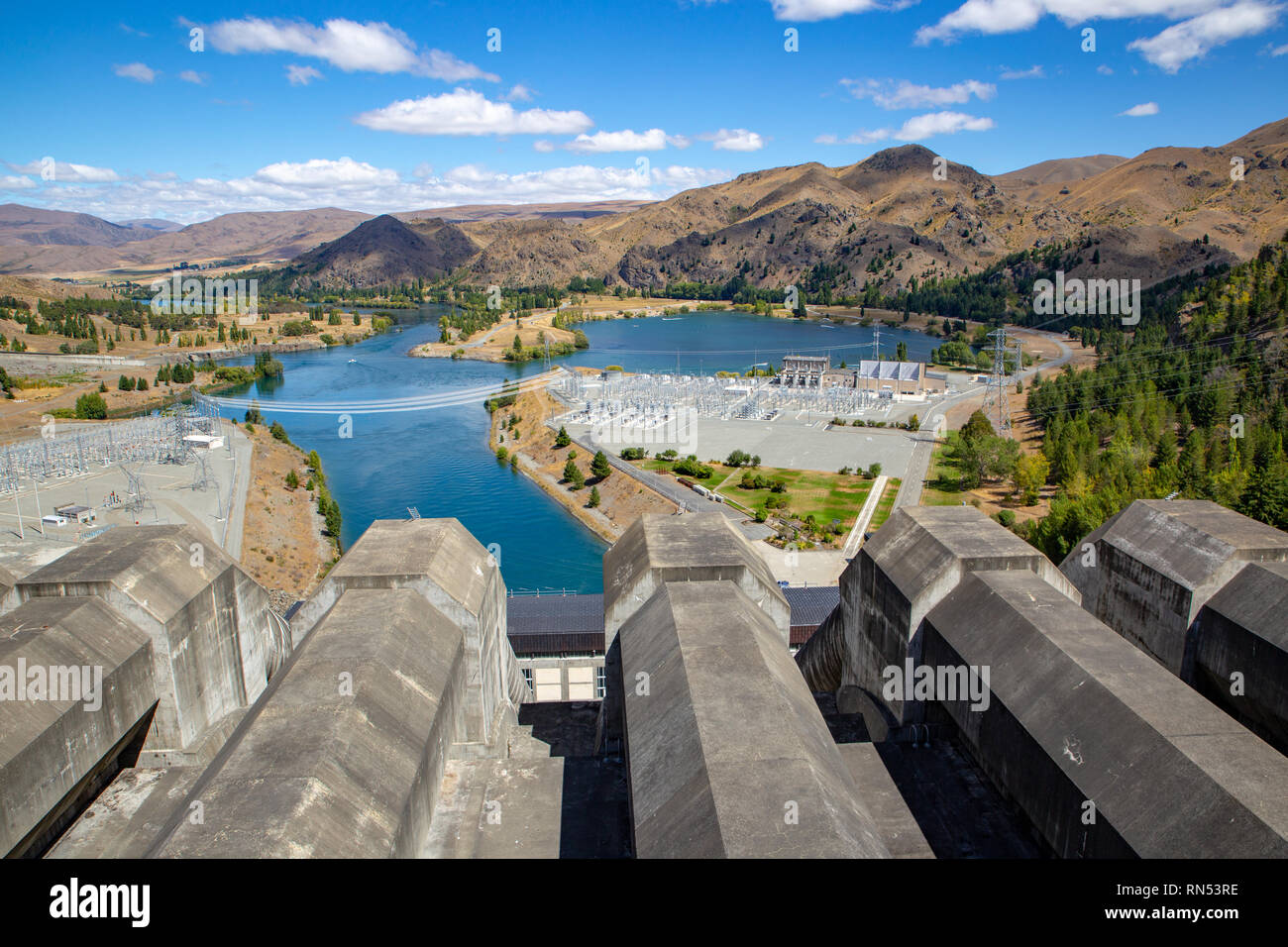 La vista delle tubazioni in calcestruzzo di andare alla stazione di potenza a Benmore Dam, Waitaki Valley, Nuova Zelanda Foto Stock