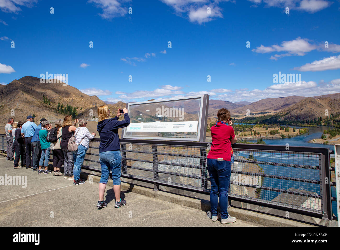 Benmore Dam, Waitaki Valley, Nuova Zelanda, 16 Febbraio 2019: turisti scattare foto del panorama dalla sommità della diga Foto Stock