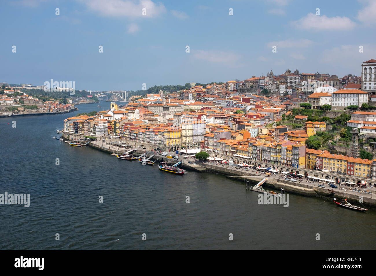 Gli edifici colorati del quartiere Ribeira di Porto, Portogallo. Il Cais da Ribeira riverfront promenade è particolarmente popolare con i turisti Foto Stock