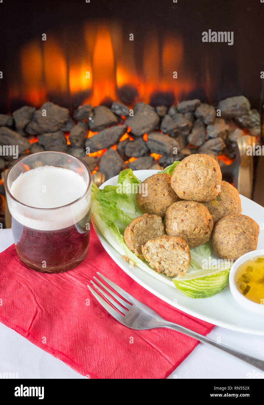 Piatto tailandese di fritte fagioli di colore giallo con una spessa salsa dolce, baa yir. Foto Stock