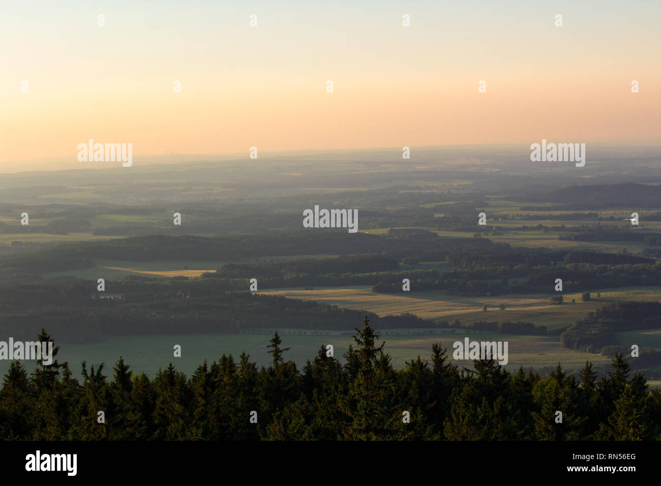 Bel tramonto sulla foresta da kravi montagne paesaggio ceco Foto Stock