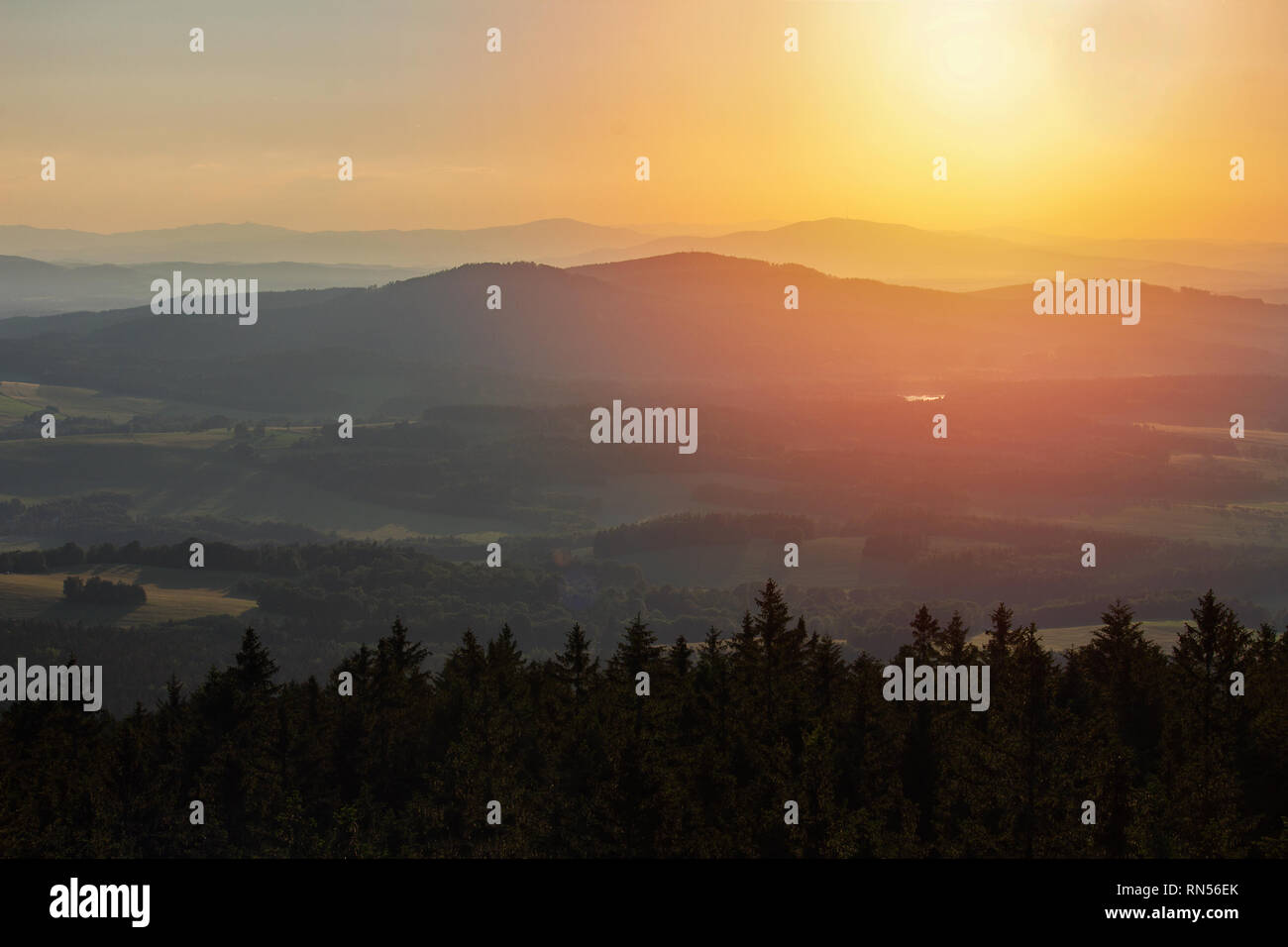 Bella vista al tramonto da kravi montagne paesaggio ceco Foto Stock