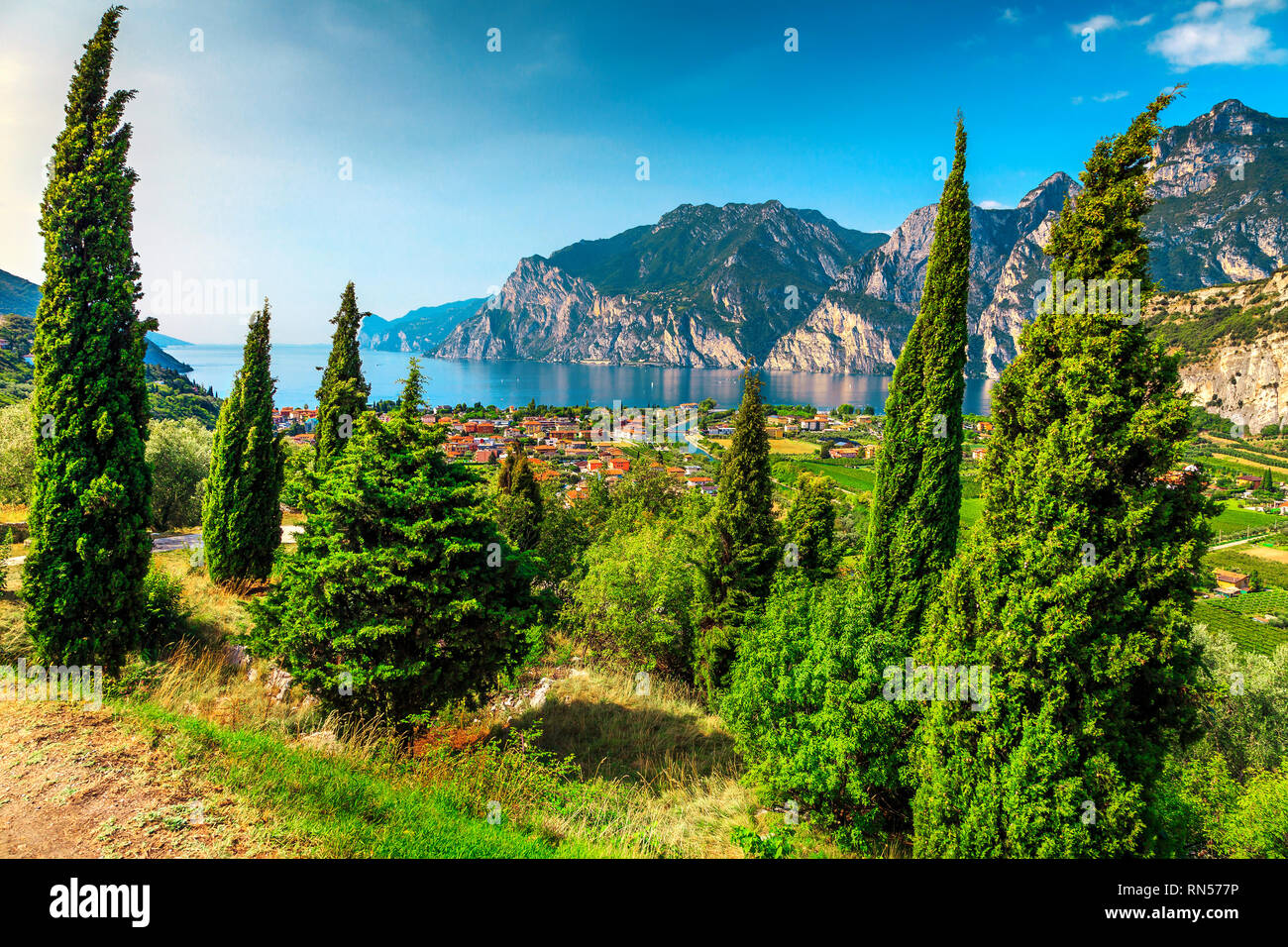 Incredibile soggiorno estivo con il lago di Garda e le alte montagne, Torbole, Italia, Europa Foto Stock
