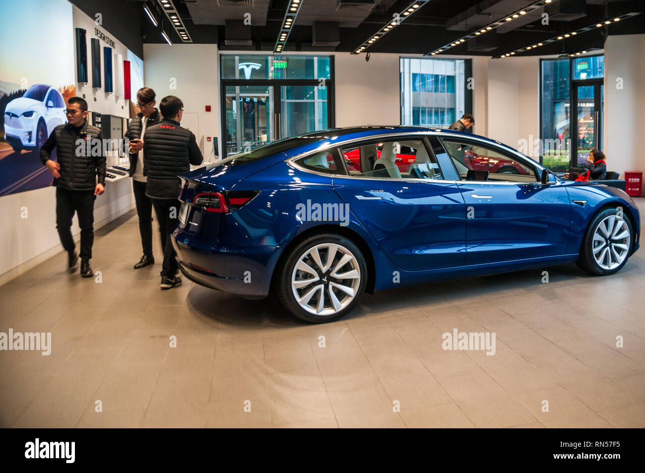 Un blu modello Tesla 3 sul display in Taikoo Hui branch di Tesla nei pressi di Shanghai Nanjing Road. Foto Stock