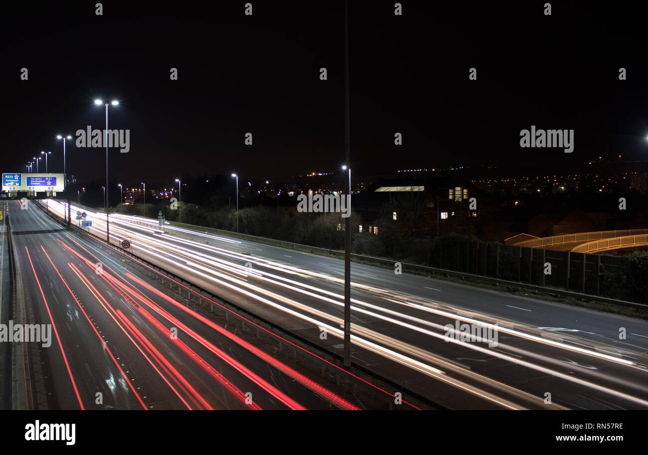 Regno Unito autostrada di notte con percorsi di luce Foto Stock