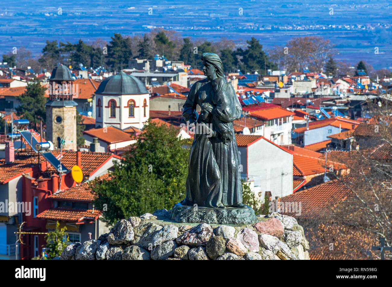 I fumi da stufe a legna nel corso di un tradizionale villaggio di montagna di Xanthi. Foto Stock