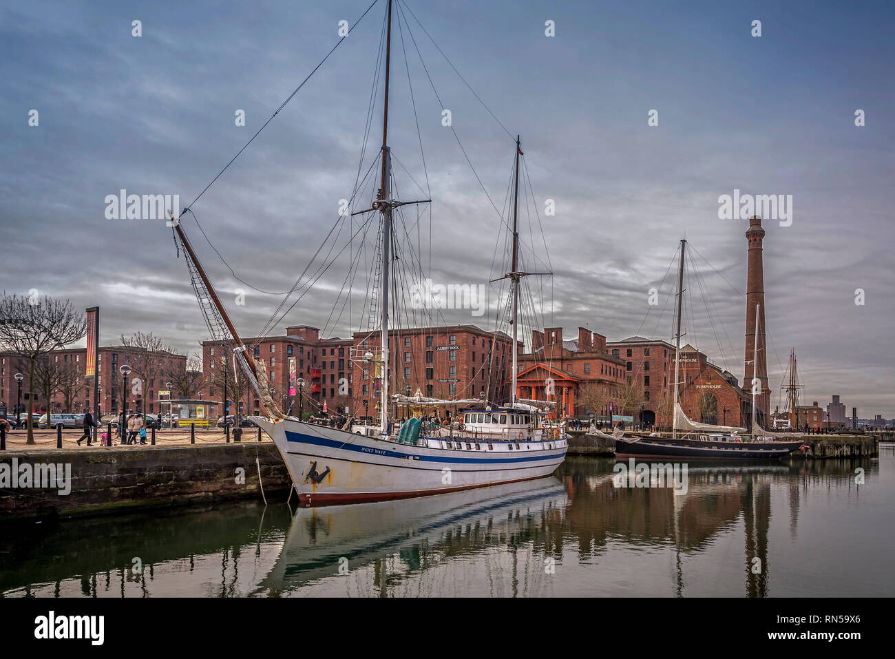 Le navi a vela ormeggiata nel dock di inscatolamento parte del Royal Albert Dock, complesso a Liverpool pierhead. Foto Stock