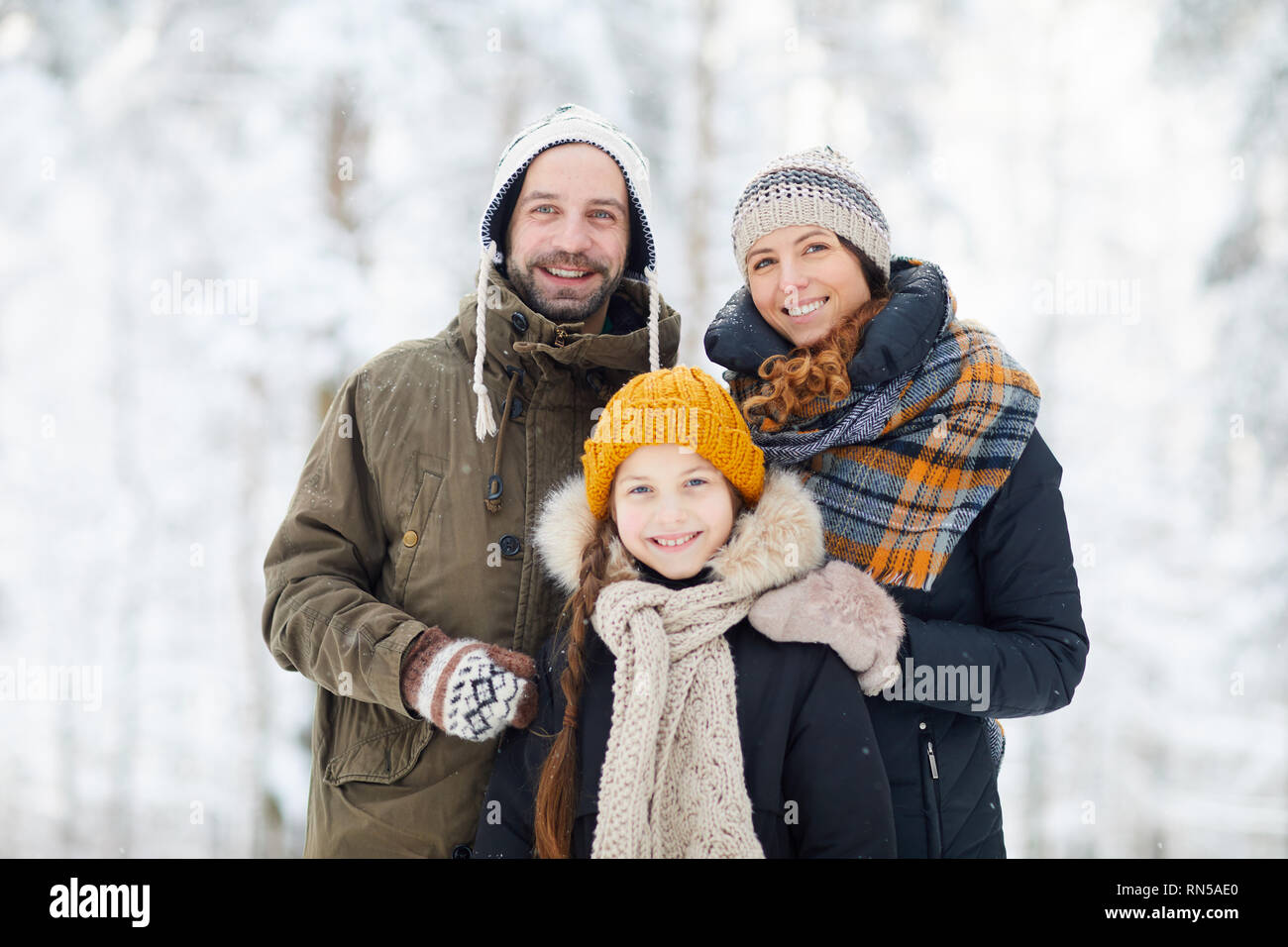La famiglia felice in inverno Foto Stock
