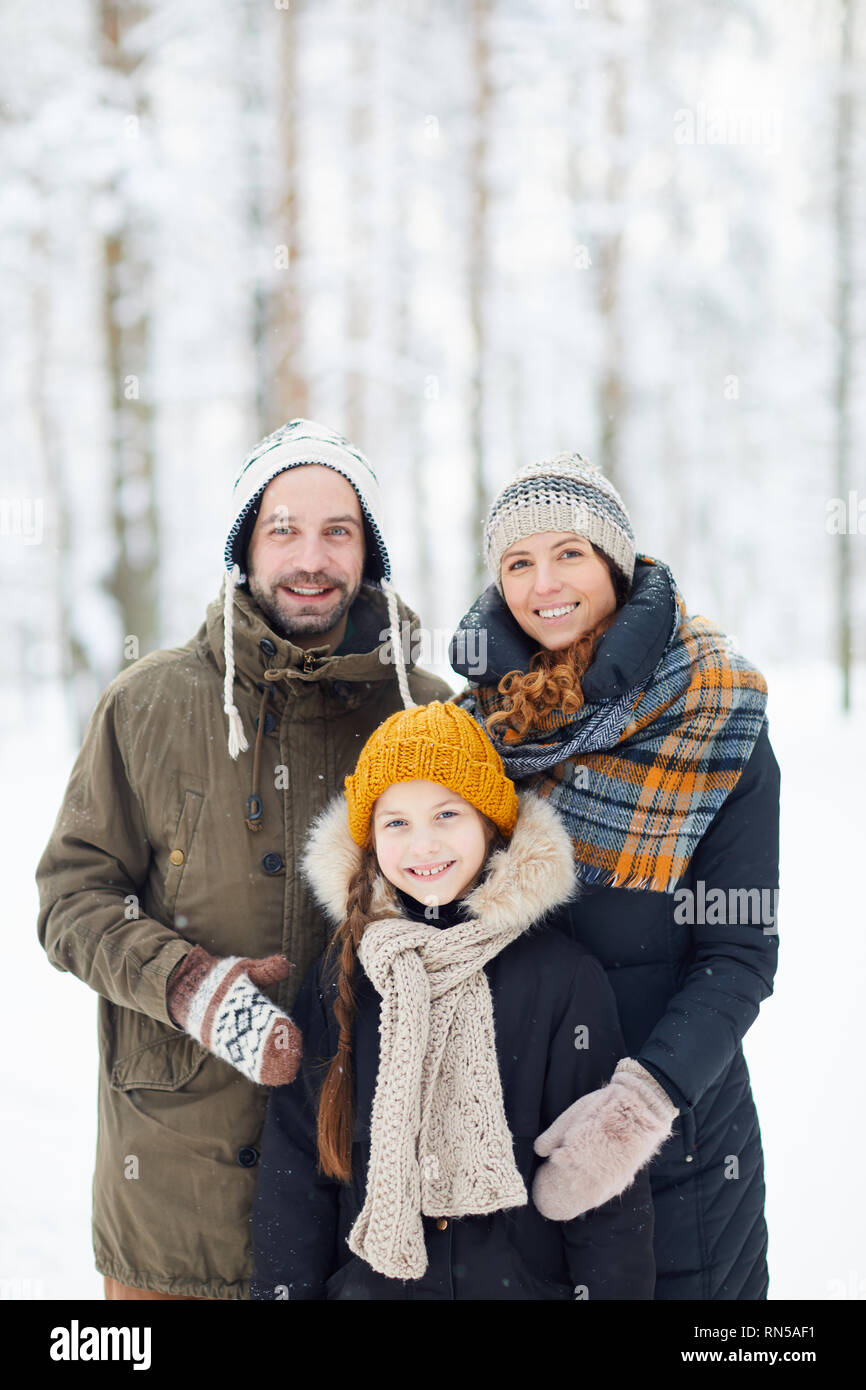 La famiglia felice nella foresta di inverno Foto Stock