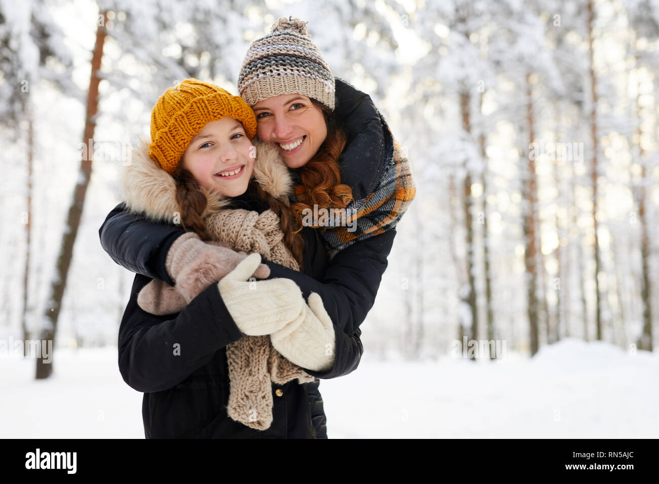 La madre e la sorella in posa di inverno Foto Stock