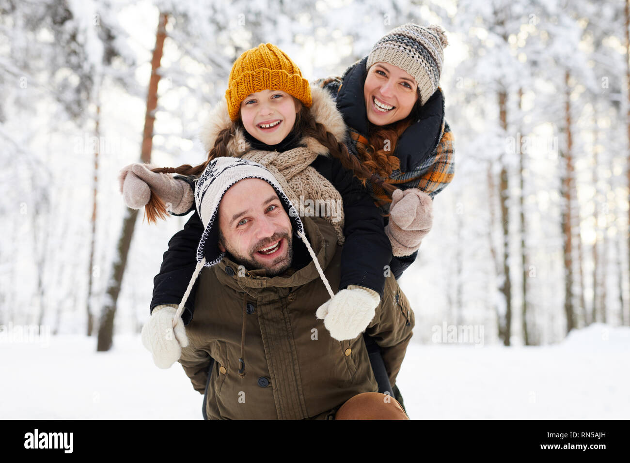 La famiglia felice godendo di inverno Foto Stock