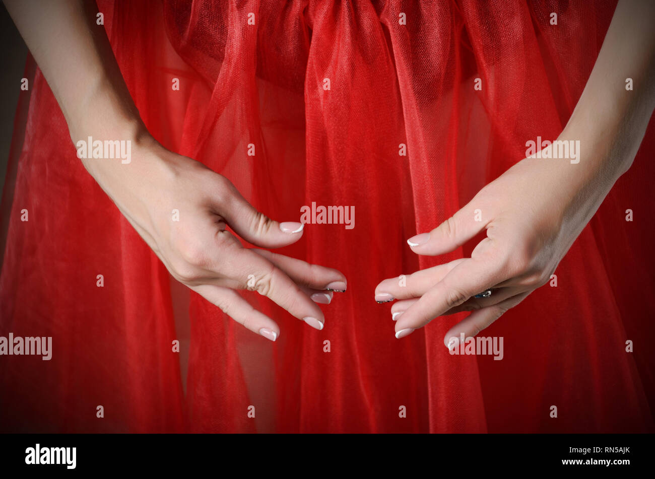 Ballerina mani sul rosso sfondo tutu Foto Stock