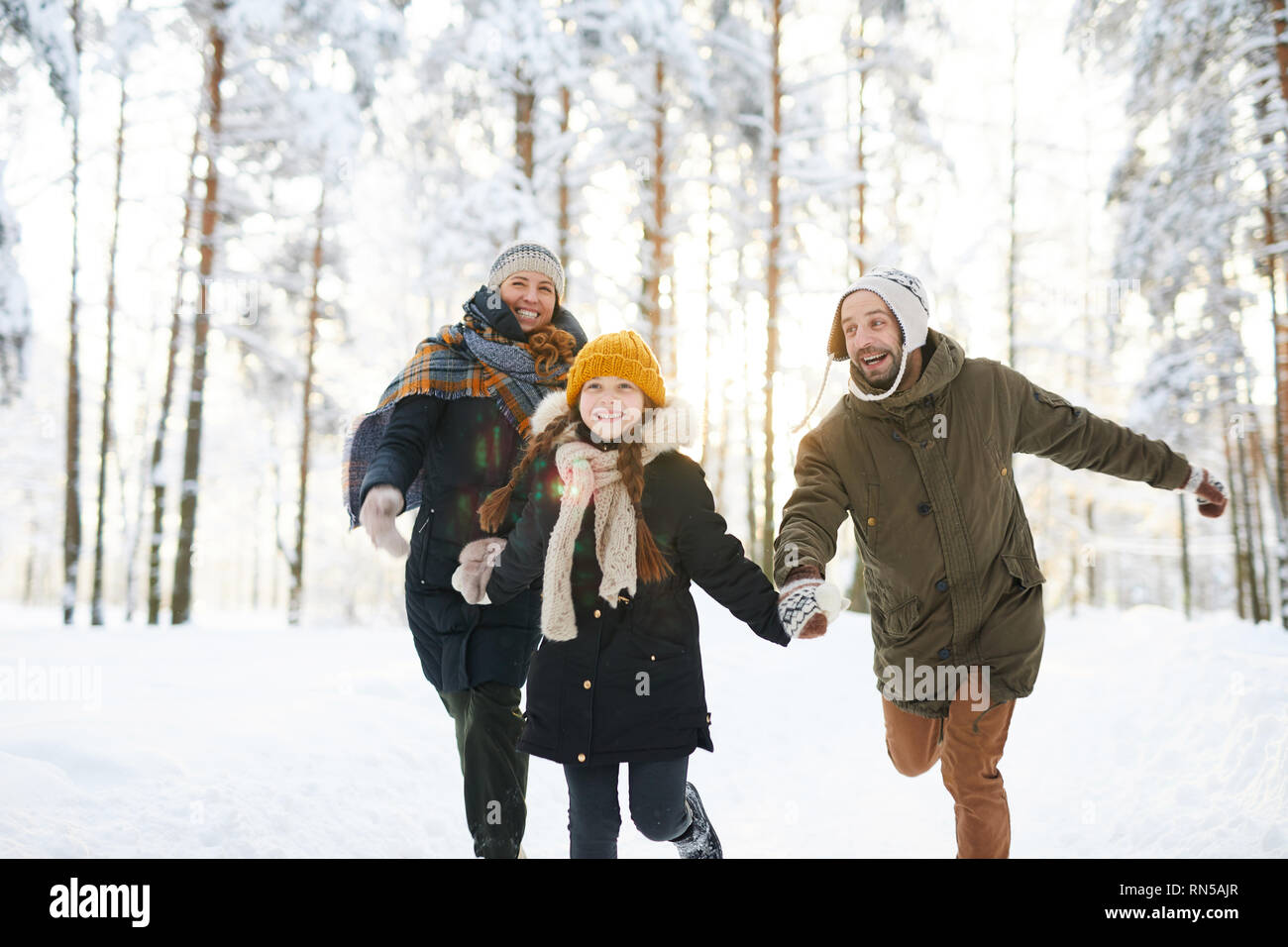 Famiglia spensierata godendo di inverno Foto Stock