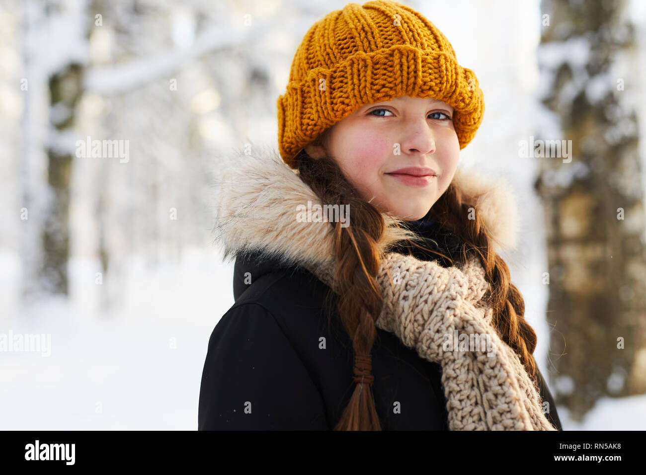 Bambina nella foresta di inverno Foto Stock