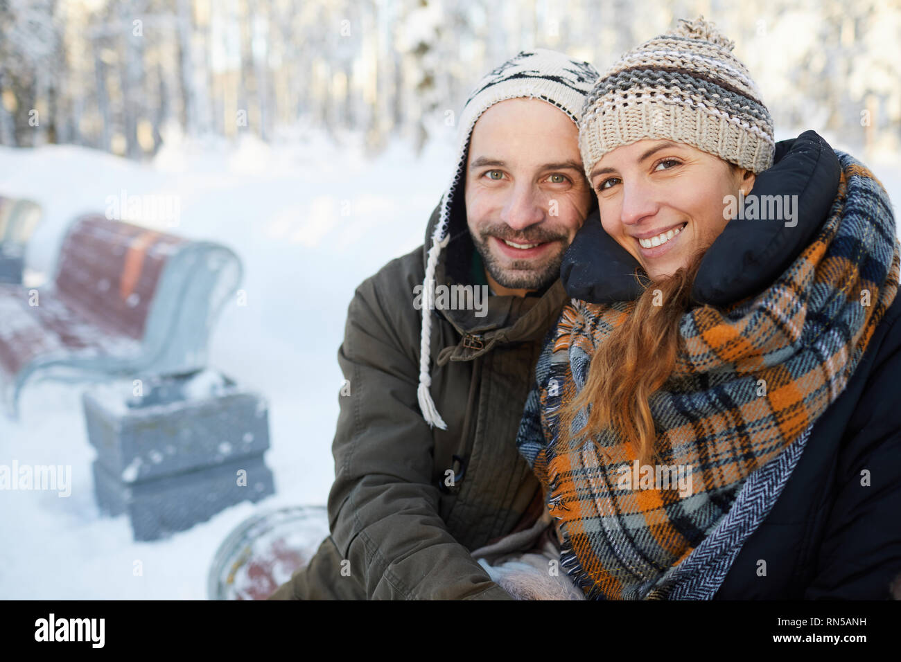 Amare giovane in posizione di parcheggio Foto Stock