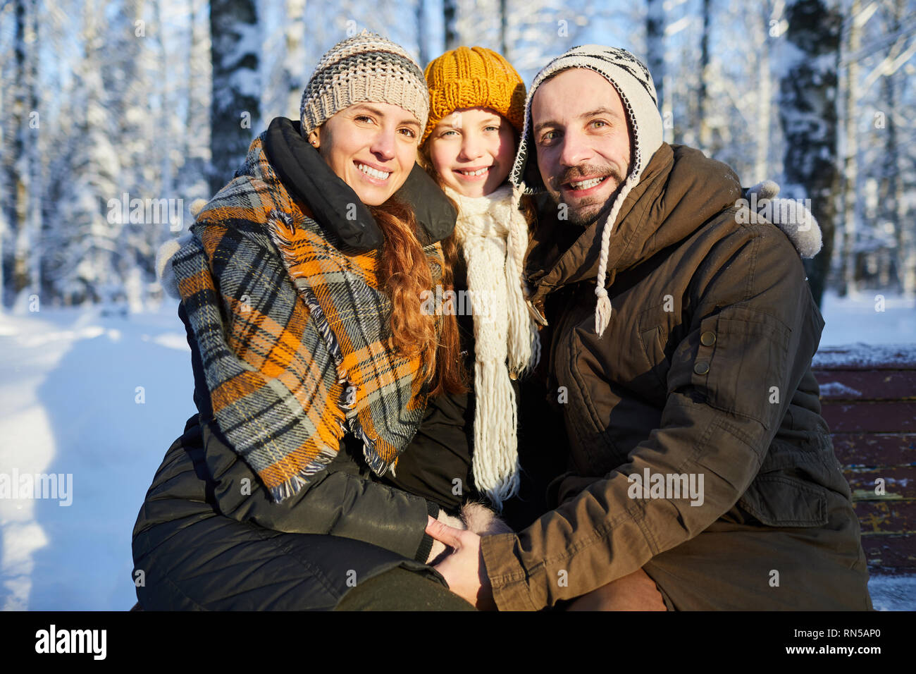 La famiglia in posa insieme in inverno Foto Stock