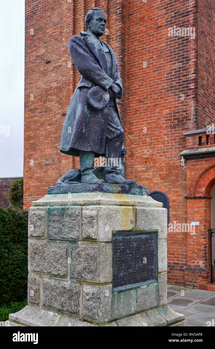 Statua in Portsmouth Dockyard al Capitano Robert Falcon Scott che perirono durante il tentativo di ritorno dal Polo Sud Foto Stock