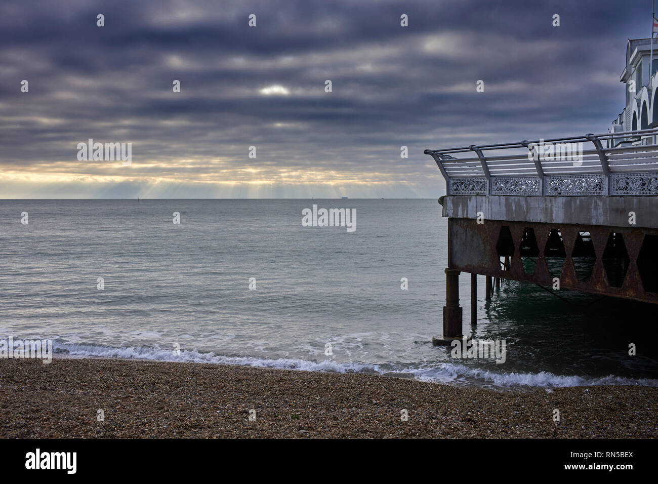 Cieli bui su South Parade pier e spiaggia con vedute del Solent Foto Stock