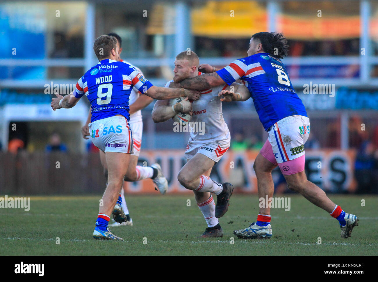 10 febbraio 2019 , Mobile Rocket stadium; Belle Vue, Wakefield, Inghilterra; Betfred Super League, Round 2, Wakefield Trinity vs St Helens ; Luca Thompson di Saint Helens affrontato alta da David Fifita di Wakefield Trinity Credit: Craig Milner/news immagini Foto Stock