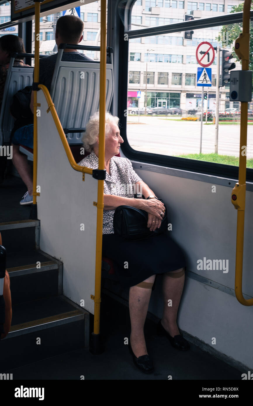 Donna anziana su un bus guardando fuori dalla finestra Foto stock - Alamy