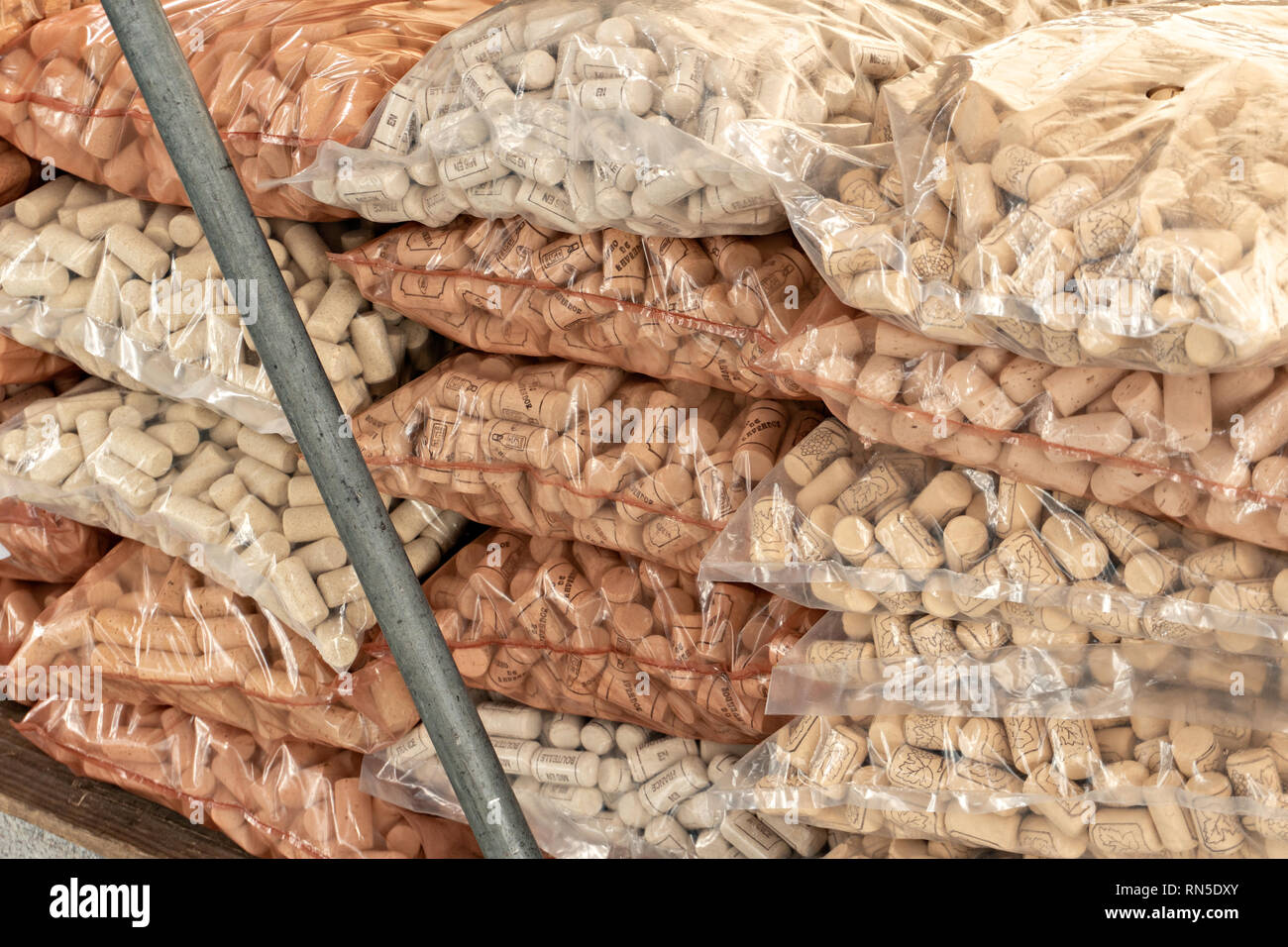 Tappo per bottiglia di vino in sacchetti al mercato di strada. Industria del vino Foto Stock