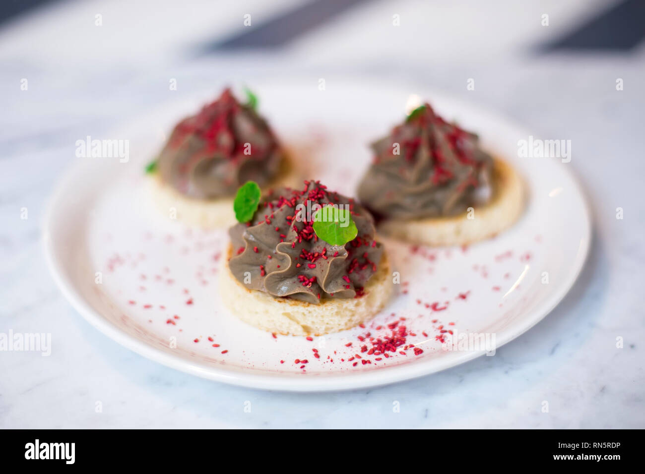 Round di fegato di pollo patè piccoli morsi sulla piastra Foto Stock