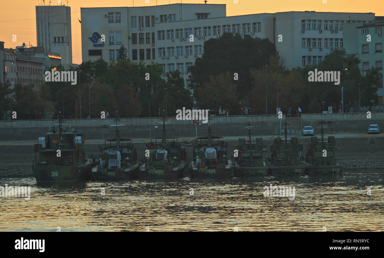 NOVI SAD SERBIA - 21 settembre 2018 - Il fiume marina pattuglia militare barche ancorate al molo del Danubio Foto Stock