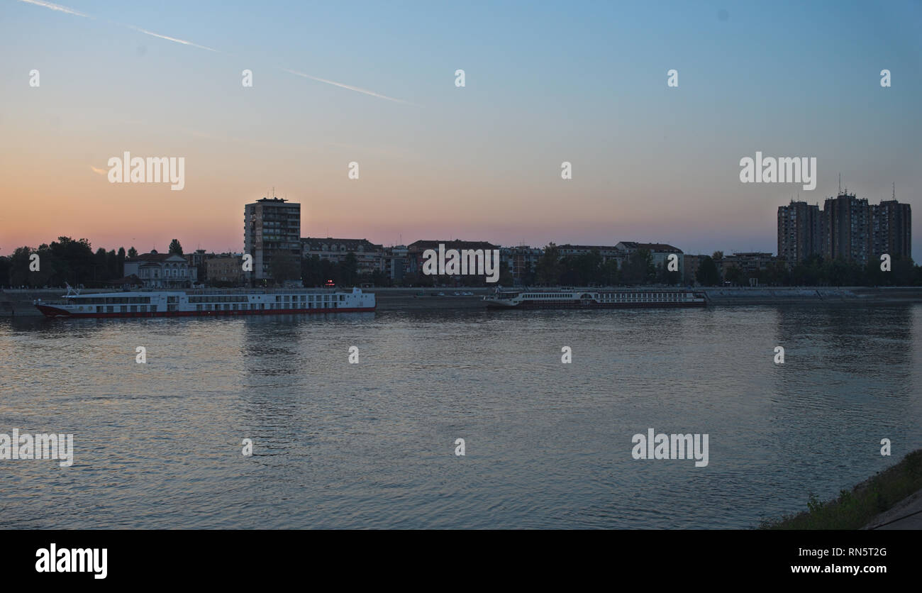 NOVI SAD SERBIA - 19 settembre 2018 - vista sul Danubio e la città di Novi Sad pier con barche Foto Stock