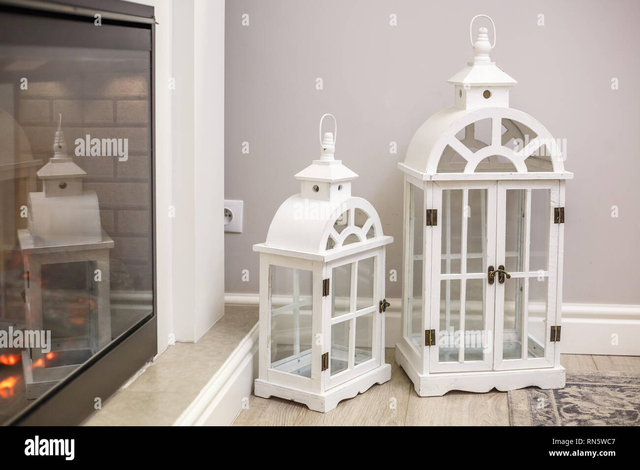 Decorativo bianco laterna in legno luci in costosi interno Foto Stock