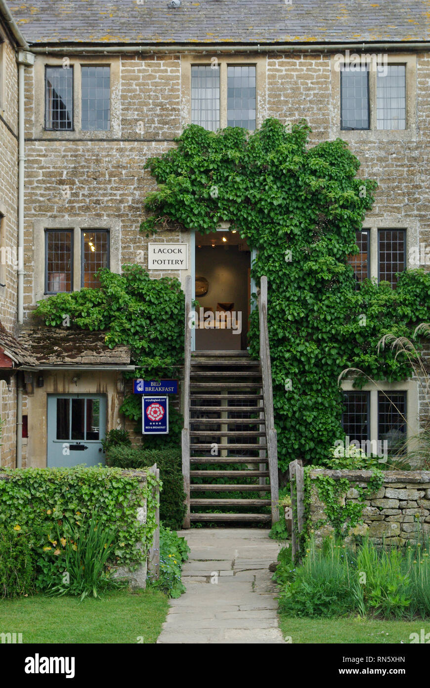 Ripidi passaggi in legno che conduce alla ceramica nello storico villaggio di Lacock, UK; l'edificio era originariamente un fabbricato in stile vittoriano. Foto Stock