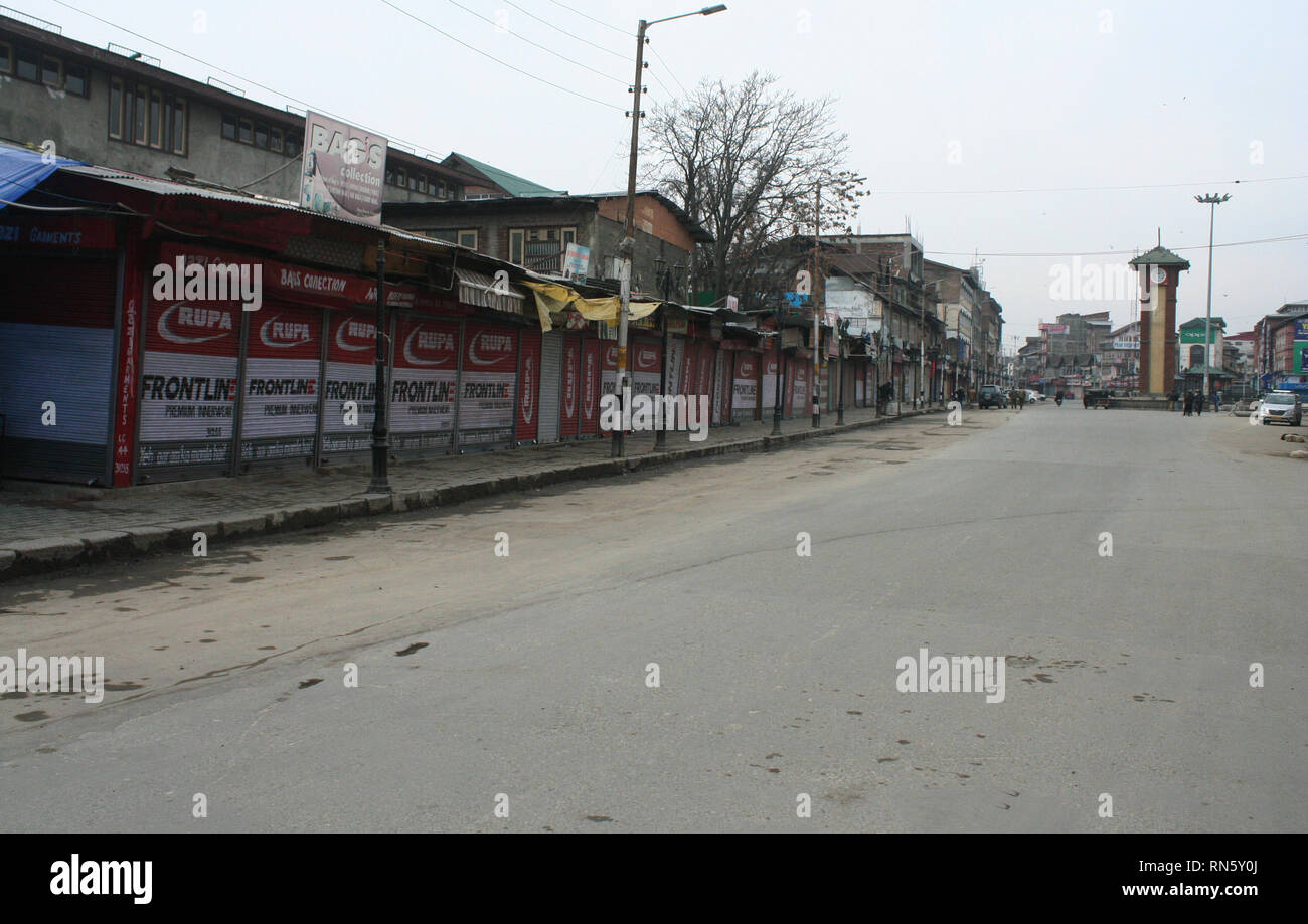 Kashmir indiano, somministrata. 17 feb 2019. Una vista generale dei principali hub commerciale, durante uno sciopero contro le presunte molestie e attacchi contro il Kashmiris nel Jammu e al di fuori dello Stato .vita normale dopo aver interessato bandh chiamata.Il Kashmir bandh chiamata era supportato dai principali organismi commerciali come il Kashmir alleanza economica e Kashmir commercianti e Manufacturers Federation nonché associazioni di trasportatori.©Sofi Suhail/Alamy Live News Foto Stock