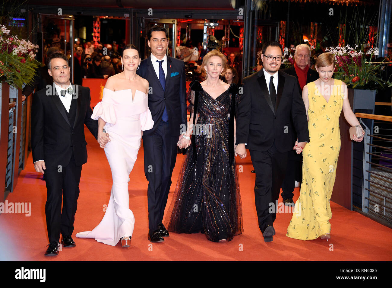 Berlino, Germania. 16 feb 2019. Sebastián Lelio, Juliette Binoche, Rajendra Roy, Trudie Styler, Justin Chang e Sandra Hüller partecipando alla cerimonia di chiusura alla sessantanovesima Berlin International Film Festival / Berlinale 2019 alla Berlinale Palace il 16 febbraio 2019 a Berlino, Germania. Credito: Geisler-Fotopress GmbH/Alamy Live News Foto Stock