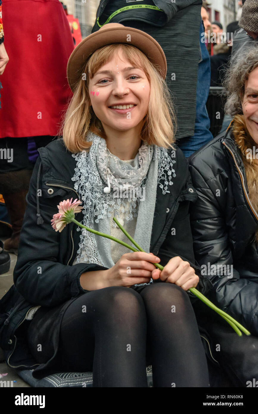 Londra, Regno Unito. Il 16 febbraio 2019. Il sedicesimo 'Recuperare amore' libere il giorno di San Valentino festa di strada avviene intorno alla statua di Eros a Piccadilly Circus, con i tamburi, musica, danza, poesia per celebrare l'amore. L'evento, che è stato fondato dal poeta Venere CuMara, mira a recuperare l'amore come una manifestazione dello spirito umano dall'incapace commercializzazione che ha preso in consegna il giorno di San Valentino come un festival di profitto. Credito: Peter Marshall / Alamy Live News Foto Stock