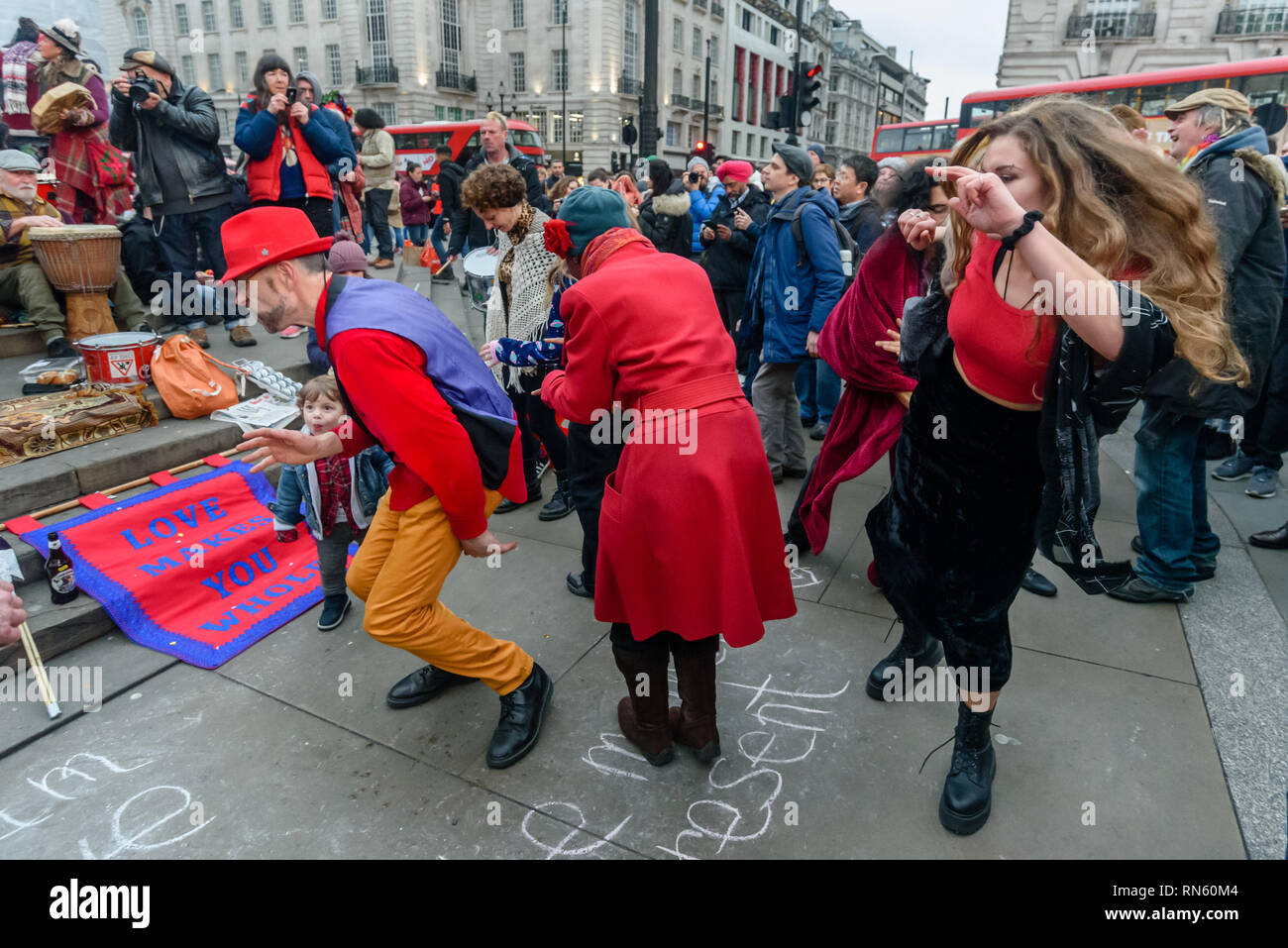 Londra, Regno Unito. Il 16 febbraio 2019. Il sedicesimo 'Recuperare amore' libere il giorno di San Valentino festa di strada avviene intorno alla statua di Eros a Piccadilly Circus, con i tamburi, musica, danza, poesia per celebrare l'amore. L'evento, che è stato fondato dal poeta Venere CuMara, mira a recuperare l'amore come una manifestazione dello spirito umano dall'incapace commercializzazione che ha preso in consegna il giorno di San Valentino come un festival di profitto. Credito: Peter Marshall / Alamy Live News Foto Stock