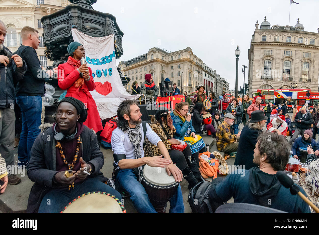 Londra, Regno Unito. Il 16 febbraio 2019. Il sedicesimo 'Recuperare amore' libere il giorno di San Valentino festa di strada avviene intorno alla statua di Eros a Piccadilly Circus, con i tamburi, musica, danza, poesia per celebrare l'amore. L'evento, che è stato fondato dal poeta Venere CuMara, mira a recuperare l'amore come una manifestazione dello spirito umano dall'incapace commercializzazione che ha preso in consegna il giorno di San Valentino come un festival di profitto. Credito: Peter Marshall / Alamy Live News Foto Stock