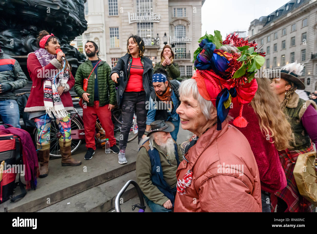 Londra, Regno Unito. Il 16 febbraio 2019. Il sedicesimo 'Recuperare amore' libere il giorno di San Valentino festa di strada avviene intorno alla statua di Eros a Piccadilly Circus, con i tamburi, musica, danza, poesia per celebrare l'amore. L'evento, che è stato fondato dal poeta Venere CuMara, mira a recuperare l'amore come una manifestazione dello spirito umano dall'incapace commercializzazione che ha preso in consegna il giorno di San Valentino come un festival di profitto. Credito: Peter Marshall / Alamy Live News Foto Stock