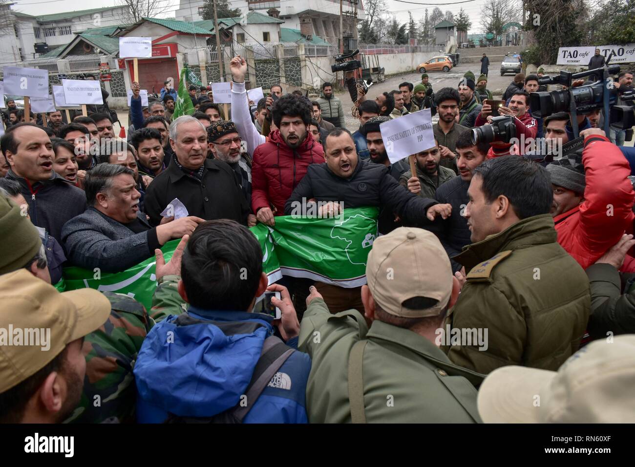 Srinagar, J&K, India. 17 feb 2019. Un funzionario di polizia visto arrestando i membri dei popoli Partito Democratico (PDP) da procedendo avanti durante la protesta a Srinagar, Indiano Kashmir amministrato.un arresto completo del sistema viene osservata nella valle del Kashmir per protestare contro gli attacchi su Kashmiris nel Jammu e in altre parti del paese in seguito all'attentato suicida su un convoglio di forze su Feb 14, uccidendo 40 troopers. Credito: Saqib Majeed SOPA/images/ZUMA filo/Alamy Live News Foto Stock