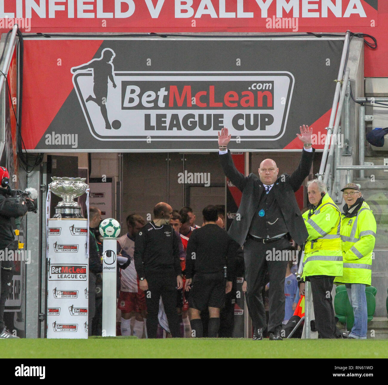 Belfast, Irlanda del Nord. Il 16 febbraio 2019. BetMcLean finale di League Cup - Linfield (rosso/bianco) v Ballymena Regno (azzurro). Ballymena Regno manager David Jeffrey riconosce il Ballymena appassionati prima di kick-off. Credit:David Hunter/Alamy Live News. Foto Stock