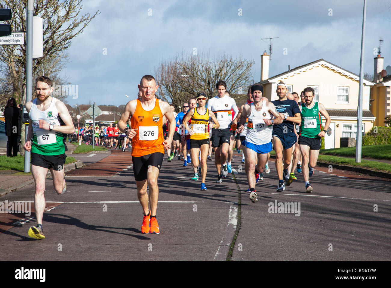 Carrigaline, Cork, Irlanda. 17 Febbraio, 2019. I partecipanti l'impostazione off nell'annuale Tommy Ryan Memorial cinque miglia di corsa su strada a Carrigaline, Co. Credito di sughero: David Creedon/Alamy Live News Foto Stock