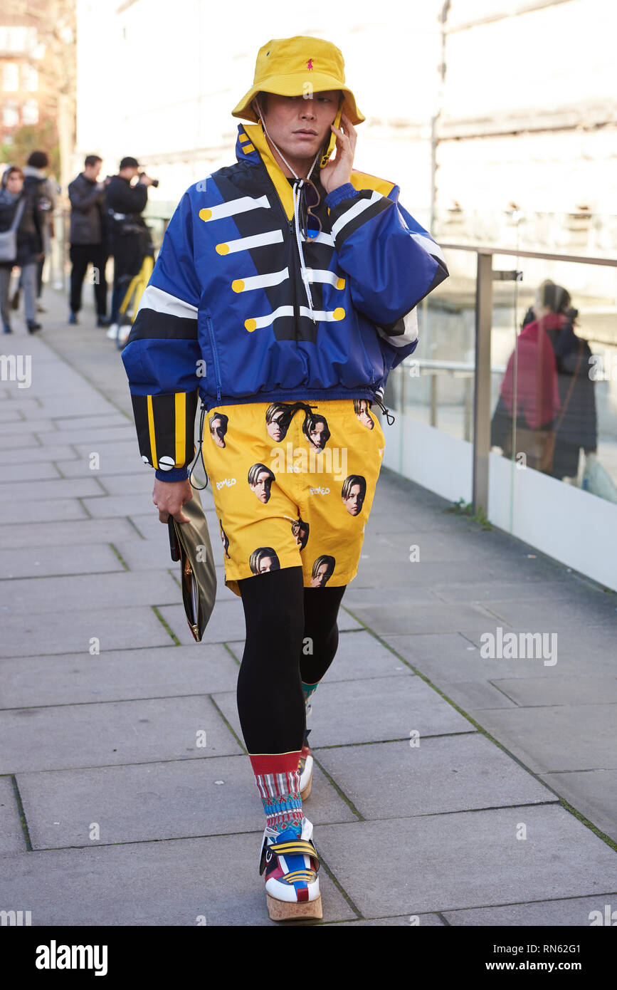 Londra, Regno Unito. Xvii Feb, 2019. Street style visto a Londra la settimana della moda. Yu Masui lascia il Victoria Beckham AW19 visualizza. Credito: Saira MacLeod/Alamy Live News Foto Stock