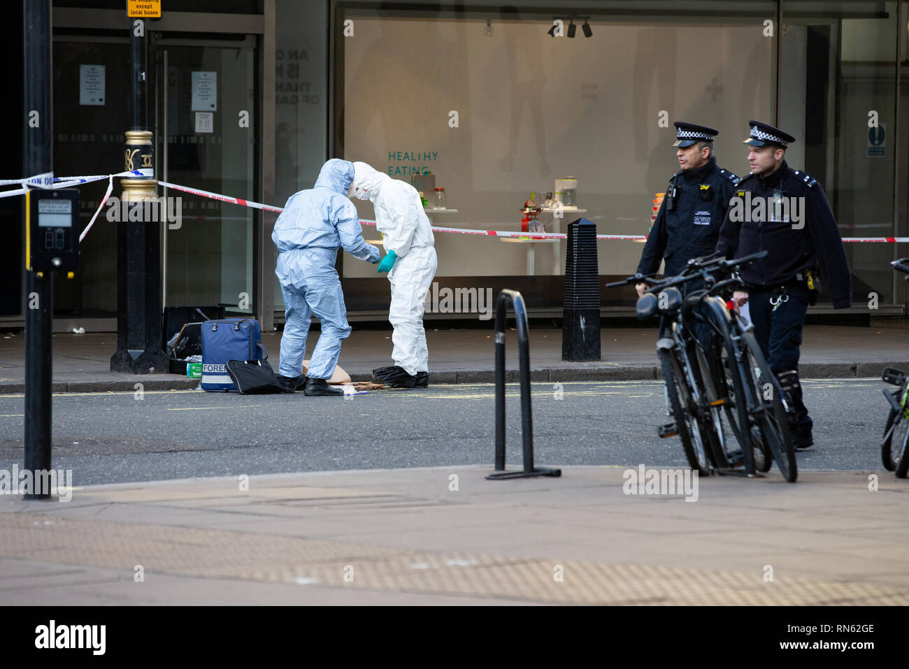 Londra, Regno Unito. 17 feb 2019. Il team forensic prendono tamponi di sangue, misurazioni e rimuovere elementi di prova dopo i 3 uomini sono stati accoltellato. È scoppiata una rissa nastro esterno nightclub di Mayfair nelle prime ore del mattino. Due uomini sono stati arrestati sulla base del sospetto di tentato omicidio. Triple accoltellato nei pressi di Oxford Street, Londra. Credito: Tommy Londra/Alamy Live News Foto Stock