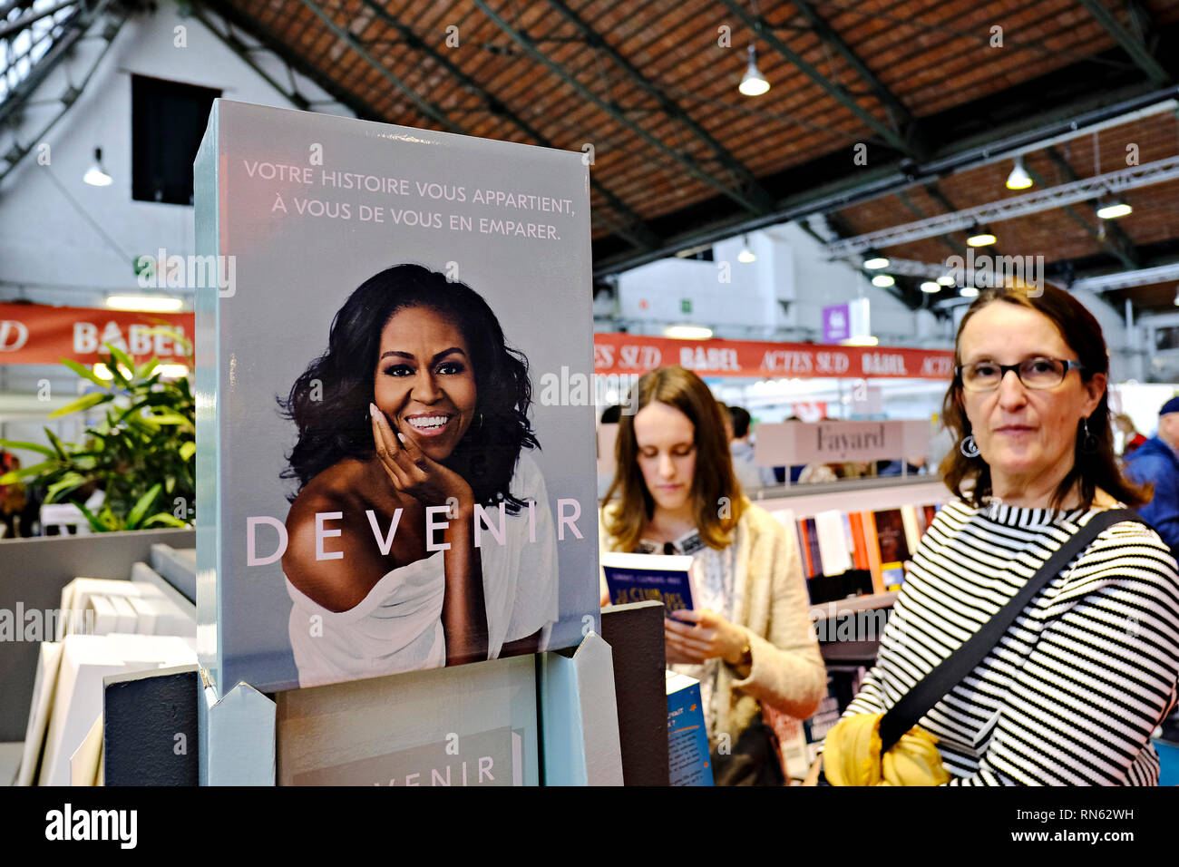 Bruxelles, Belgio. Il 16 febbraio 2019. Le persone scelgono di libri al libro annuale fiera. Alexandros Michailidis/Alamy Live News Foto Stock