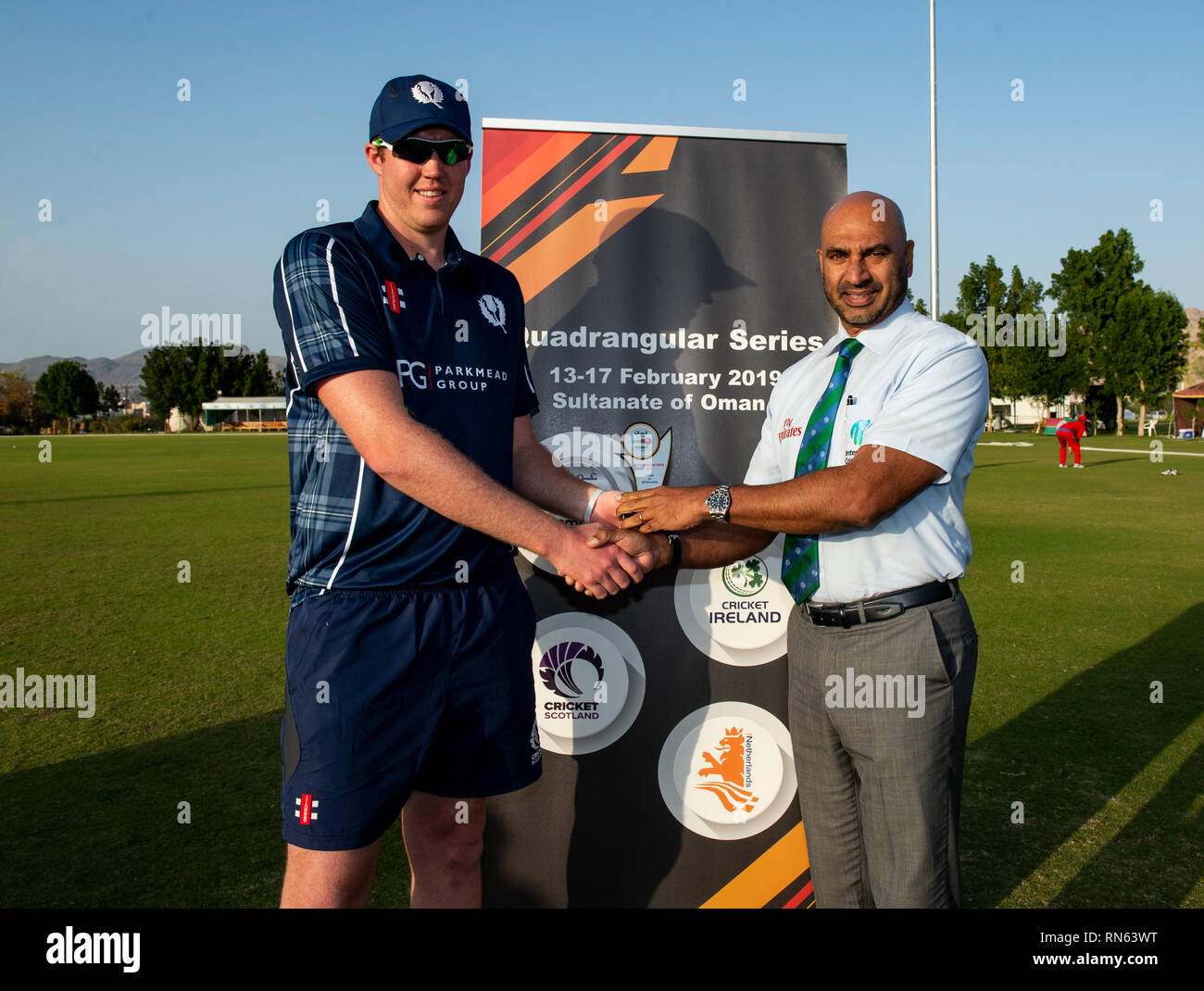 Muscat Oman. 17, Febbraio 2019. Pic mostra: non solo Adrian Neill fare è debutto per il suo paese ma è stato presentato anche il giocatore della partita premio da corrispondere arbitro, ex dello Sri Lanka cricketer internazionale, signor Graeme Labrooy, come battere Scozia Oman da 7 wickets il terzo giorno dell'Oman serie quadrangolare. Credito: Ian Jacobs Credito: Ian Jacobs/Alamy Live News Foto Stock