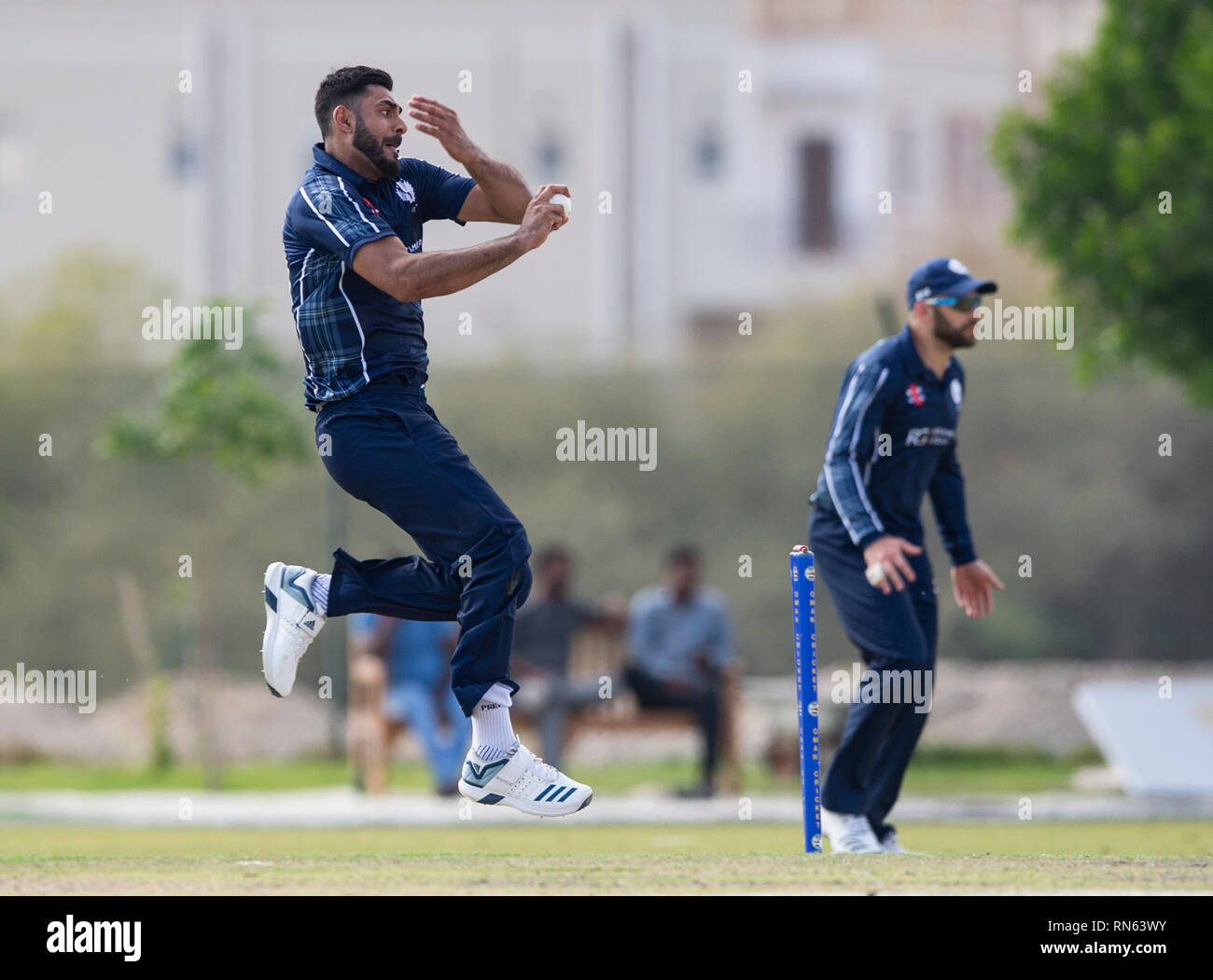 Muscat Oman. 17, Febbraio 2019. Pic mostra: Scozia Safyaan Sharif, in pieno volo come battere Scozia Oman da 7 wickets il terzo giorno dell'Oman serie quadrangolare. Credito: Ian Jacobs Credito: Ian Jacobs/Alamy Live News Foto Stock