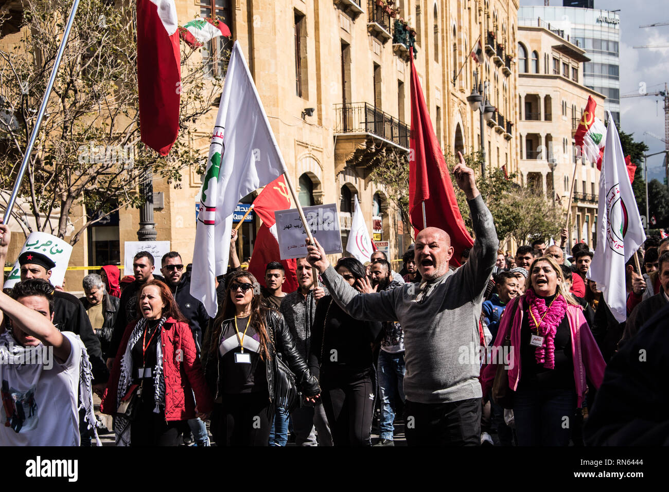 Beirut, Libano. Xvii Feb, 2019. Cittadini marzo a Beirut in segno di protesta di disuguaglianza finanziaria e spaventosa mancanza di servizi pubblici di base in Libano. Chiamare per un non-secolare struttura di governo, dignitoso i servizi pubblici e a porre fine alla corruzione, dicono che sarà venuta fuori ogni due settimane per tranquillamente mettere pressione su uno status quo che è stato insopportabile per troppo tempo. Beirut, Libano, 17 febbraio 2019. Credito: Elizabeth Fitt/Alamy Live News Foto Stock