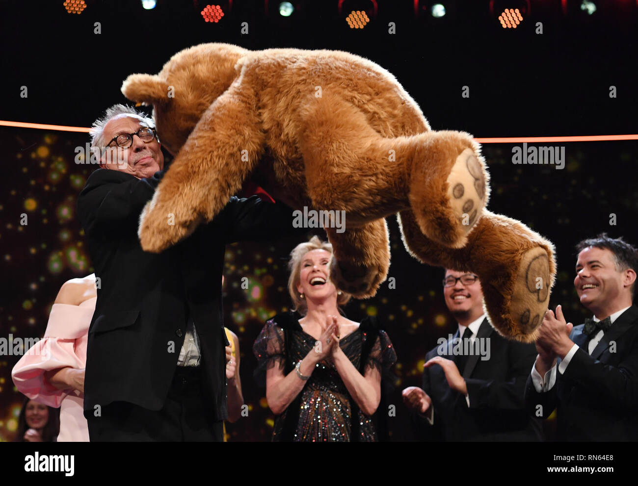 Berlino, Germania. Xvi Feb, 2019. 69Berlinale: chiusura e assegnazione degli orsi nel Berlinale Palast: Dieter Kosslick, Direttore della Berlinale (M), detiene un grosso orso di peluche, seguita da Juliette Binoche (nascosto, l-r), Trudie Styler, Justin Chang e Sebastián Lelio, presidente e membri della giuria della Berlinale, rispettivamente. Credito: Ralf Hirschberger/dpa/Alamy Live News Foto Stock